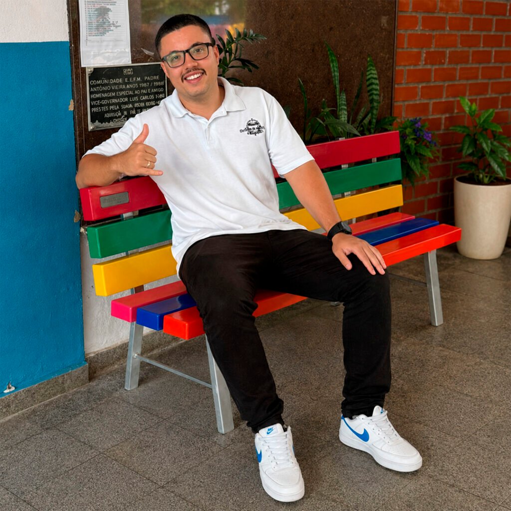 Gustavo Brilha em escola com banco colorido em emenda para materiais de educação física escolar