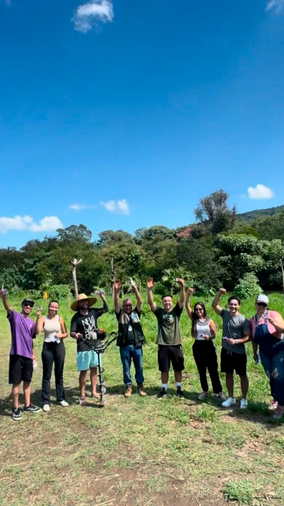 Mutirão de Plantio com Gustavo Brilha e comunidade em ação ambiental em Mairiporã