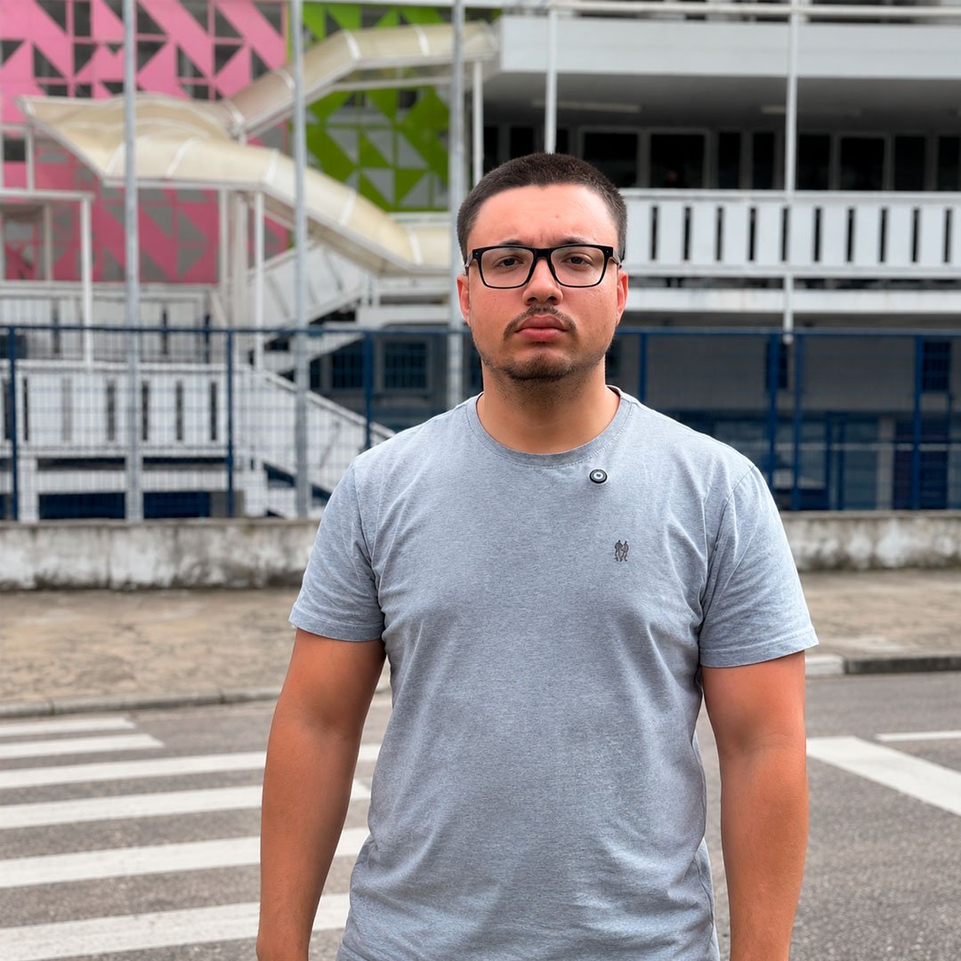 Gustavo Brilha em frente à UBS Terra Preta, unidade contemplada por emenda para reforma